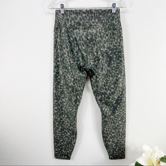 GOOD AMERICAN The Ferocious
Legging in Green and Pink Leopard
Print Large L - Picture 6 of 11